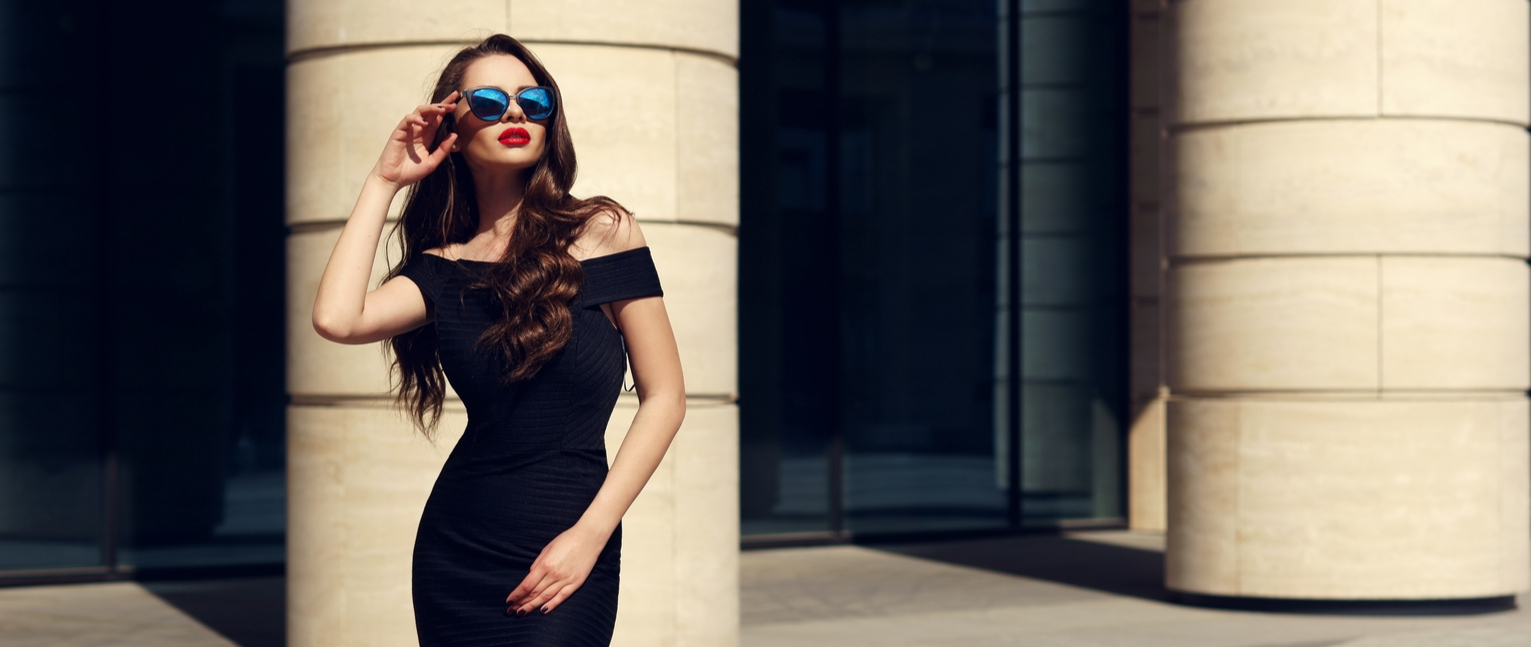 elegant urban woman wearing sunglasses